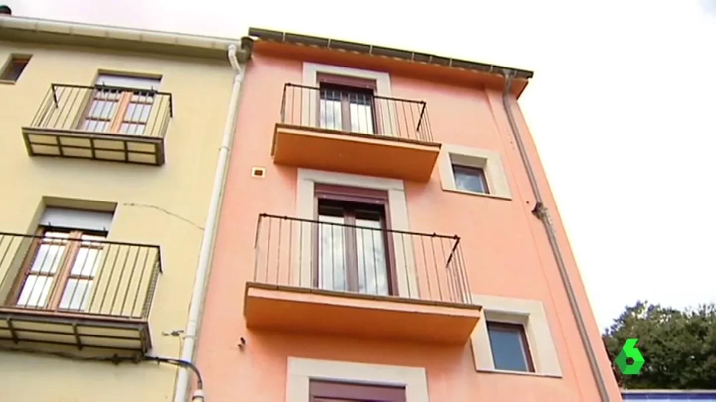 Un hombre se entrega a la policía tras asesinar a cuchilladas a su madre en su casa de Berga Un hombre se entrega a la policía tras asesinar a cuchilladas a su madre en su casa de Berga
