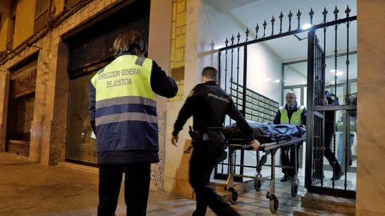 Agentes del Cuerpo Nacional de Policía investigan el hallazgo hoy de unos restos humanos en el interior de una vivienda (Archivo) Agentes del Cuerpo Nacional de Policía investigan el hallazgo hoy de unos restos humanos en el interior de una vivienda