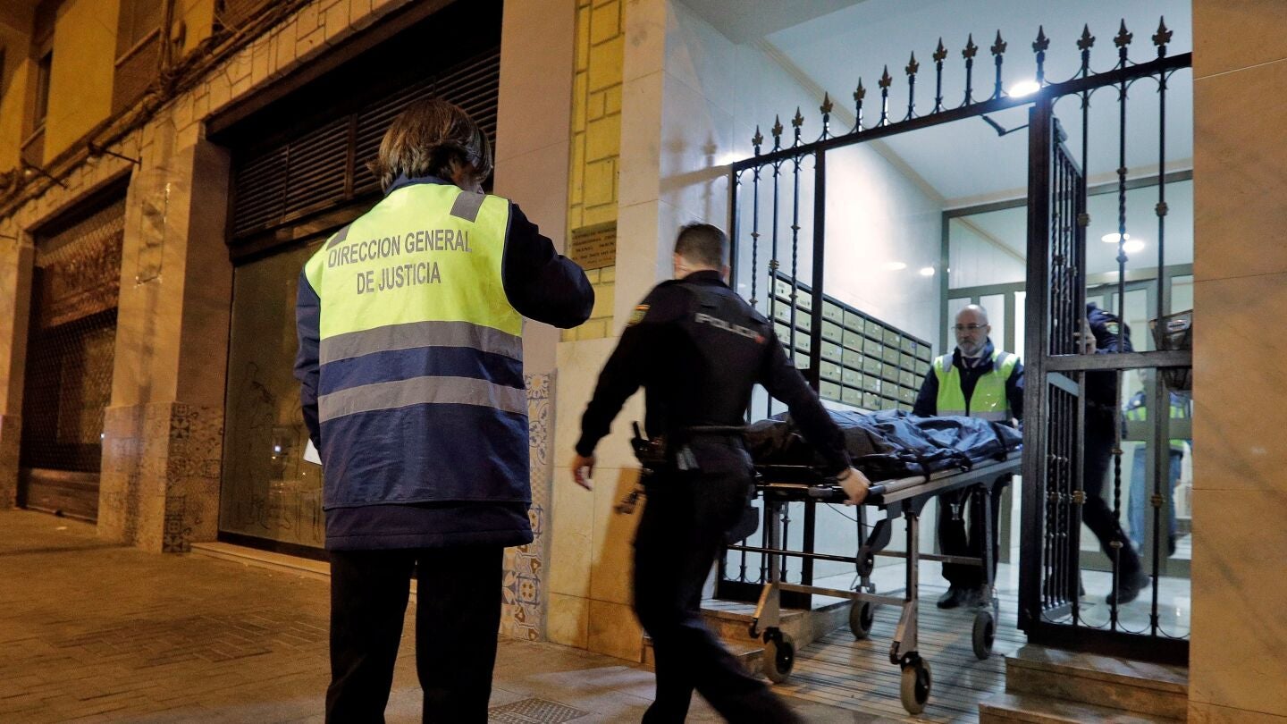 Agentes del Cuerpo Nacional de Polic&iacute;a investigan el hallazgo hoy de unos restos humanos en el interior de una vivienda
