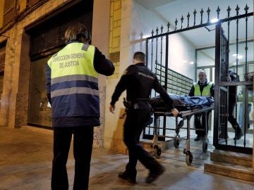 Agentes del Cuerpo Nacional de Policía investigan el hallazgo hoy de unos restos humanos en el interior de una vivienda (Archivo) Agentes del Cuerpo Nacional de Policía investigan el hallazgo hoy de unos restos humanos en el interior de una vivienda (Archivo)