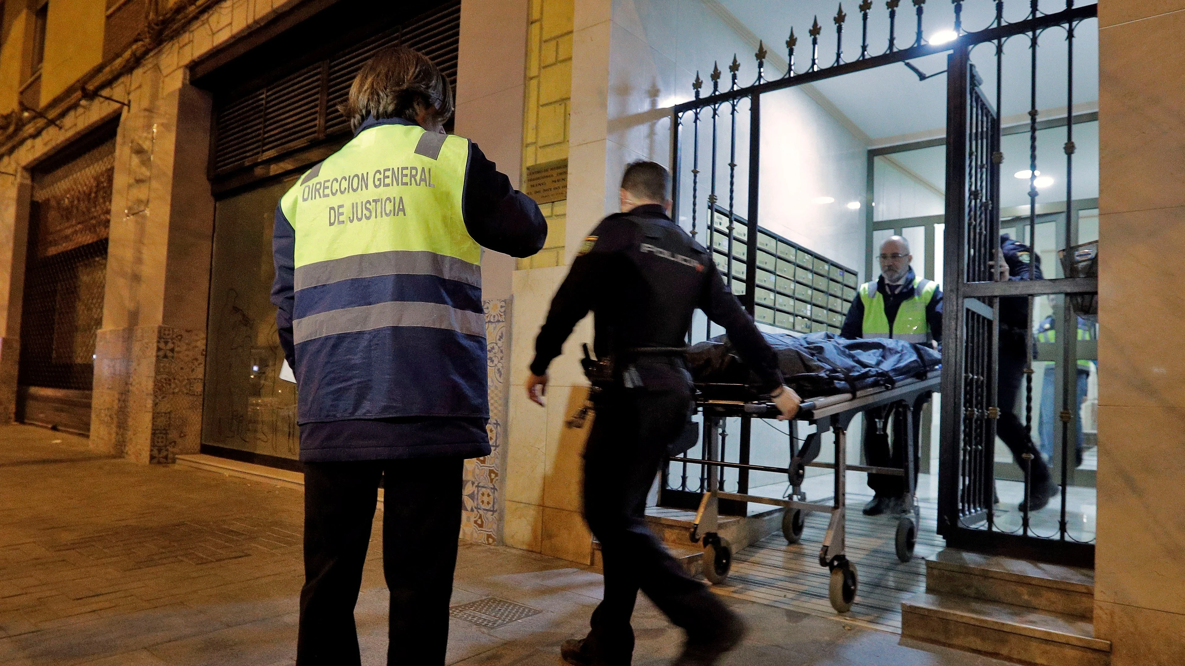 Agentes del Cuerpo Nacional de Policía investigan el hallazgo hoy de unos restos humanos en el interior de una vivienda