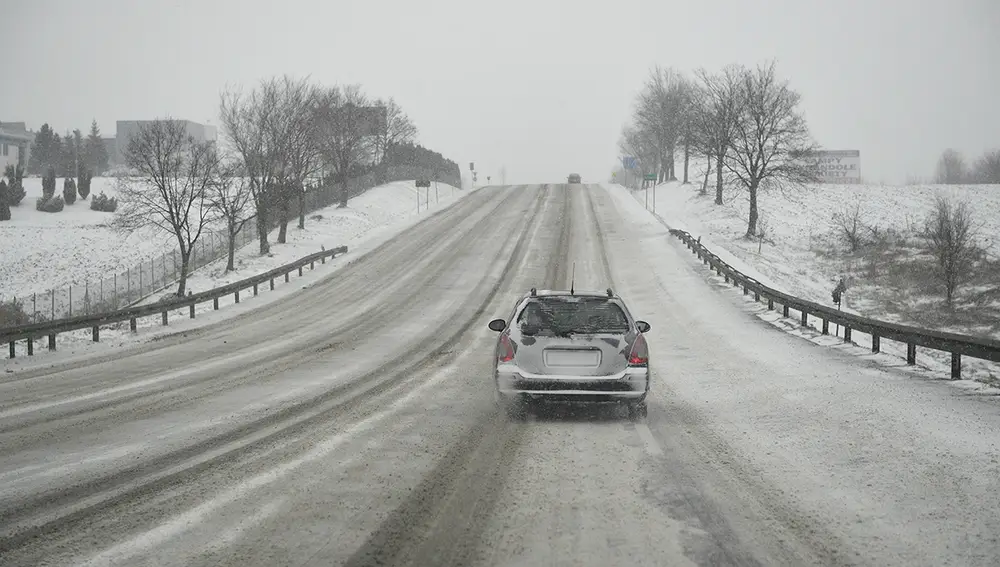 Una tormenta de nieve en las cercanías de Rokietnica golpea a un automovilista (18-03-2018)