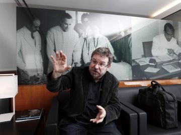 El neurólogo del centro oncológico MD Anderson de la Universidad de Texas, Juan Fueyo, durante la entrevista El neurólogo del centro oncológico MD Anderson de la Universidad de Texas, Juan Fueyo, durante la entrevista