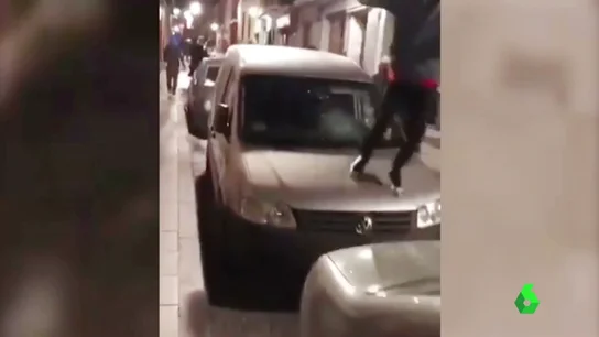La Policía Nacional investiga la identidad de dos personas que destrozaron varios vehículos en Lavapiés La Policía Nacional investiga la identidad de dos personas que destrozaron varios vehículos en Lavapiés