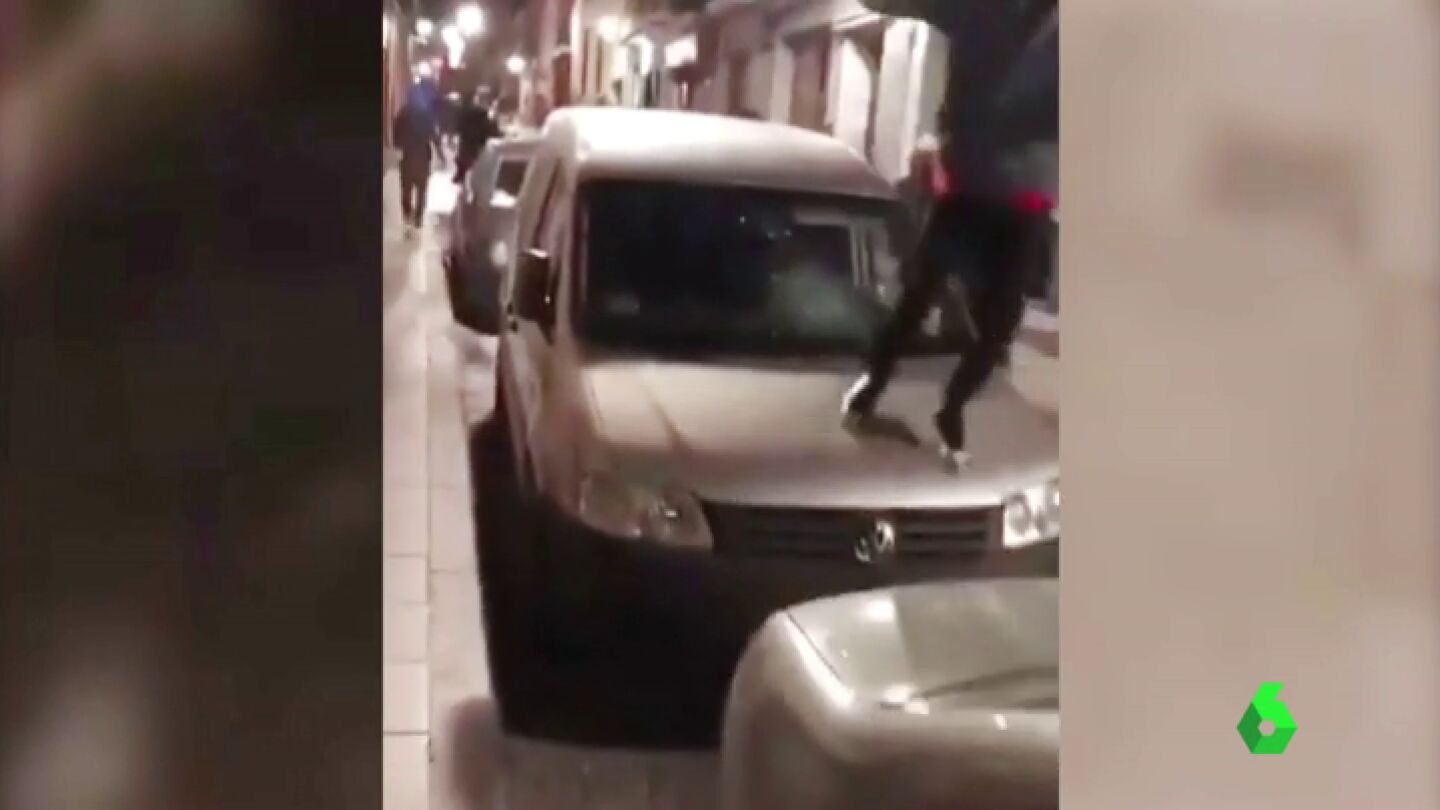 La Polic&iacute;a Nacional investiga la identidad de dos personas que destrozaron varios veh&iacute;culos en Lavapi&eacute;s