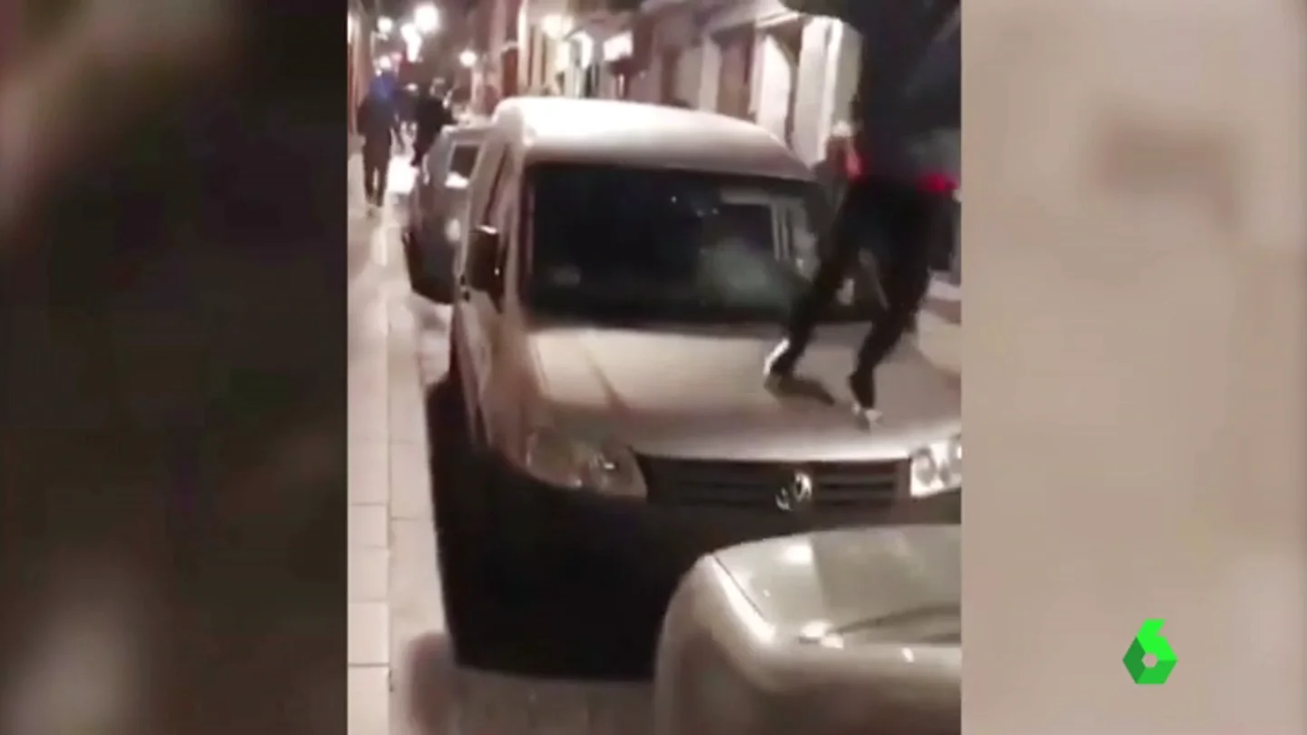 La Policía Nacional investiga la identidad de dos personas que destrozaron varios vehículos en Lavapiés La Policía Nacional investiga la identidad de dos personas que destrozaron varios vehículos en Lavapiés