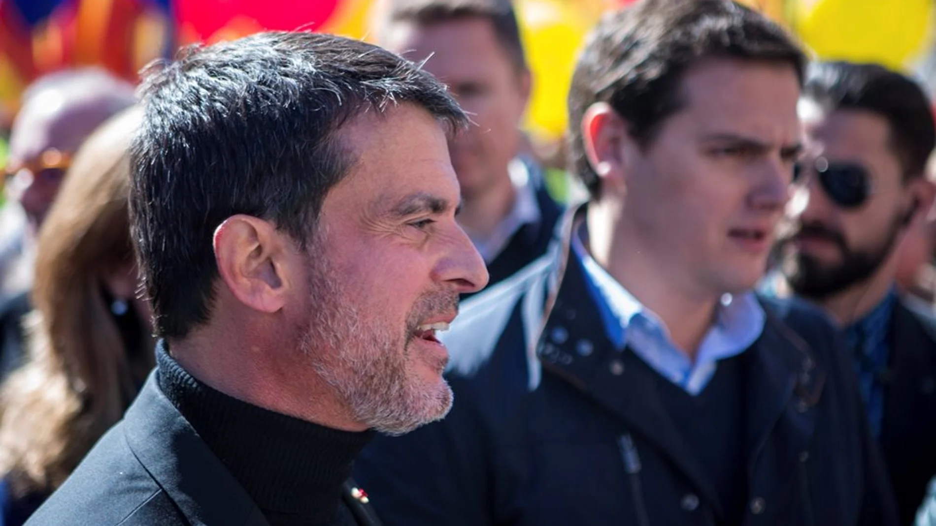 Valls en la manifestación convocada por Societat Civil Catalana