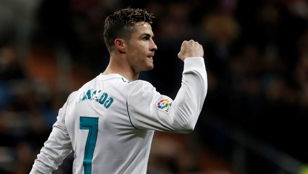 Ronaldo aprieta el puño tras un gol