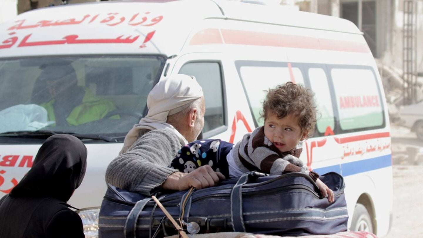 Varios civiles en una evacuaci&oacute;n en Siria