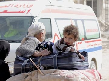 Varios civiles en una evacuación en Siria Varios civiles en una evacuación en Siria