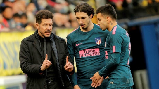 Simeone charla con Correa y con Vrsaljko