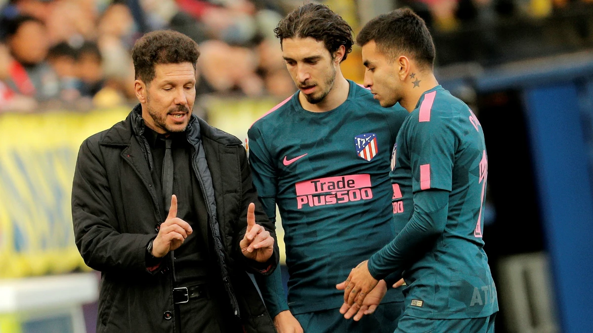 Simeone charla con Correa y con Vrsaljko Simeone charla con Correa y con Vrsaljko
