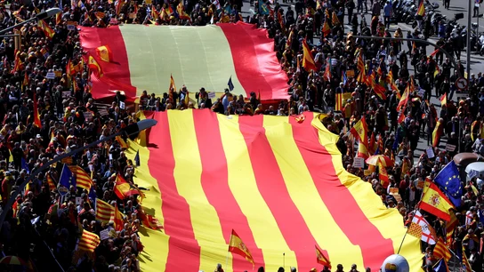 Varios miles de personas participan este mediodía en la manifestación que Societat Civil Catalana Varios miles de personas participan este mediodía en la manifestación que Societat Civil Catalana