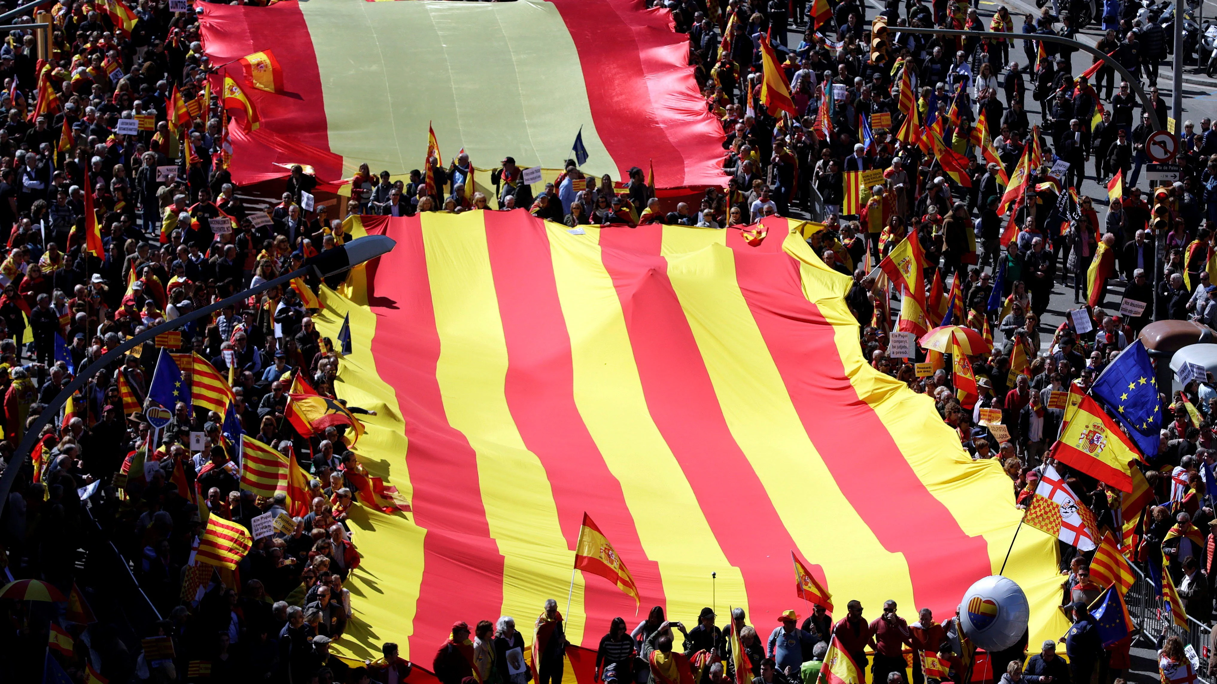 Varios miles de personas participan este mediodía en la manifestación que Societat Civil Catalana