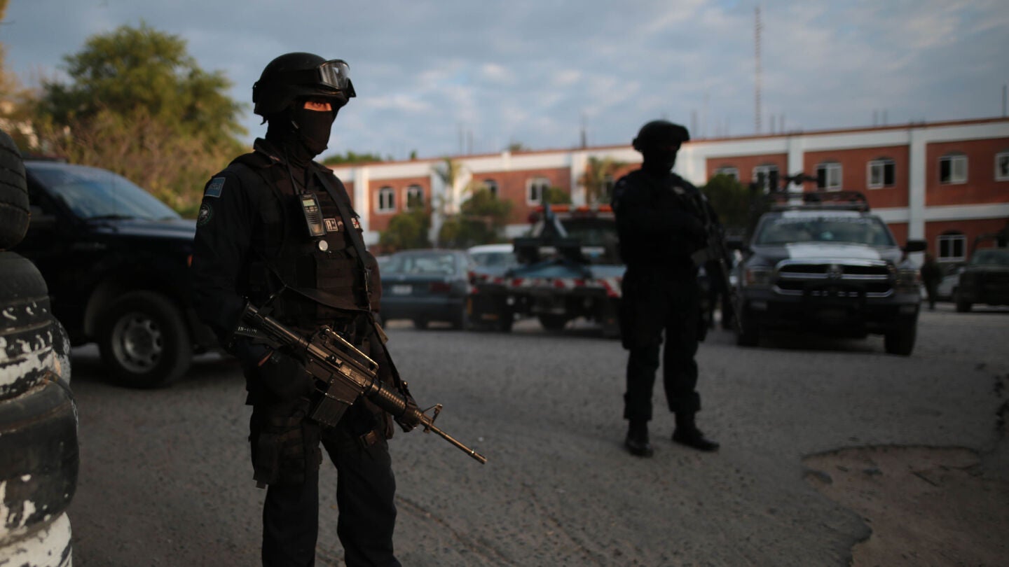 Miembros de la Polic&iacute;a Federal patrullan las calles en M&eacute;xico