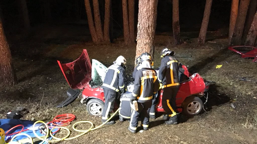 Un joven de 18 años ha muerto tras chocar el vehículo contra un pino al salirse de la M-604