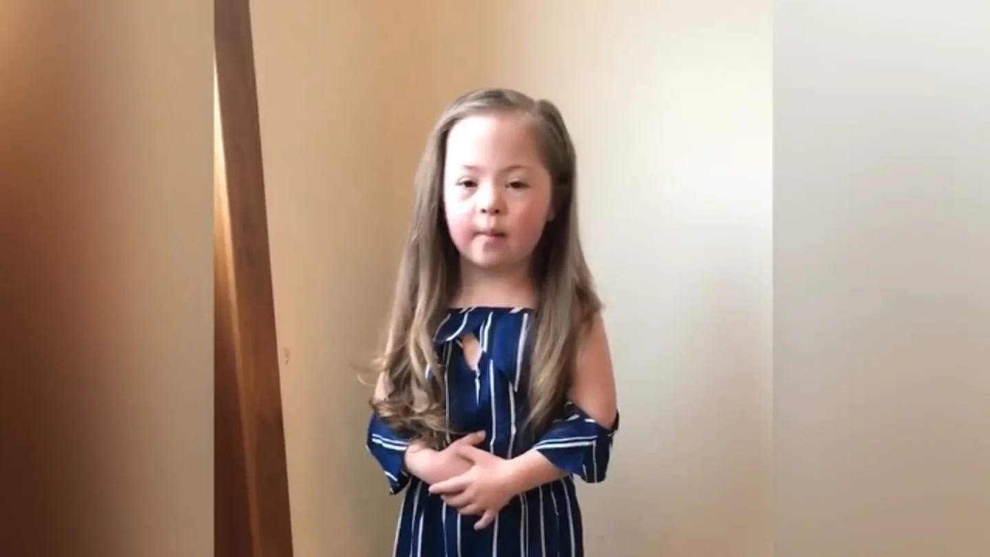 Chloe, niña que hace viral un vídeo Chloe, niña que hace viral un vídeo