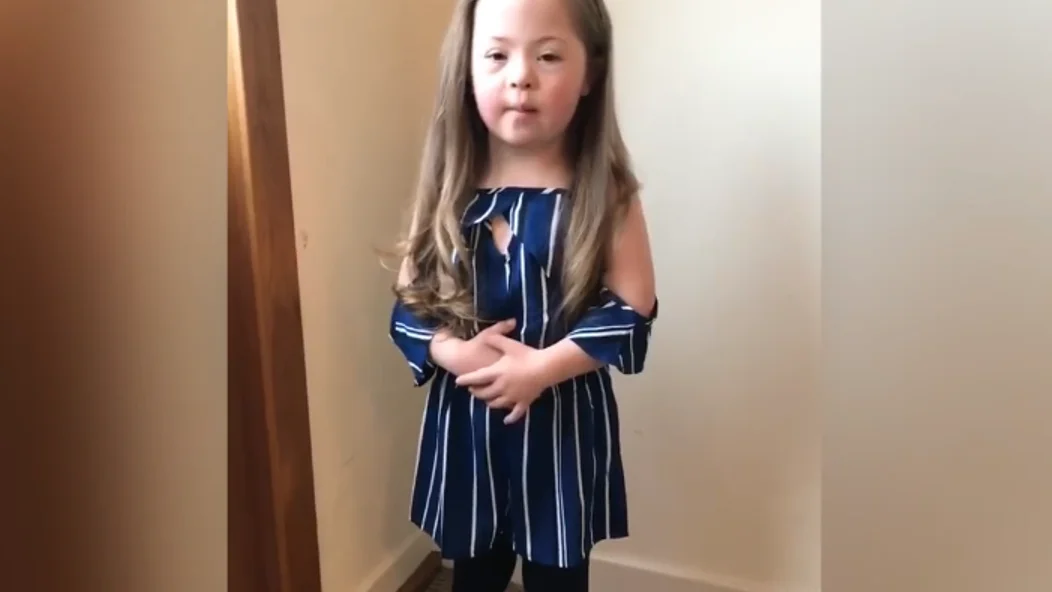 Chloe, niña que hace viral un vídeo