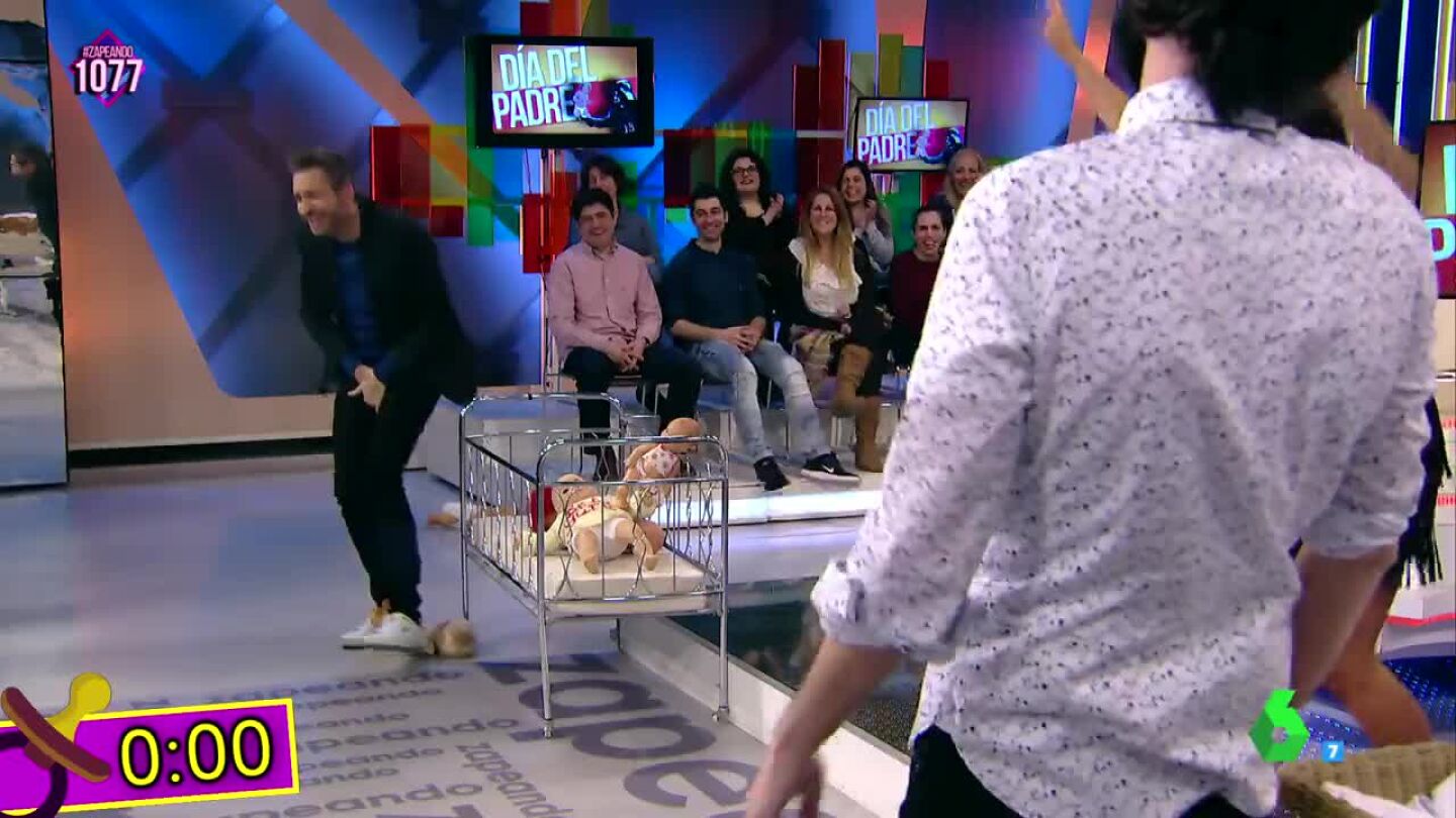 Frank Blanco se queda "sin carn&eacute; de padre" al impedir que un 'beb&eacute;' cayera al suelo