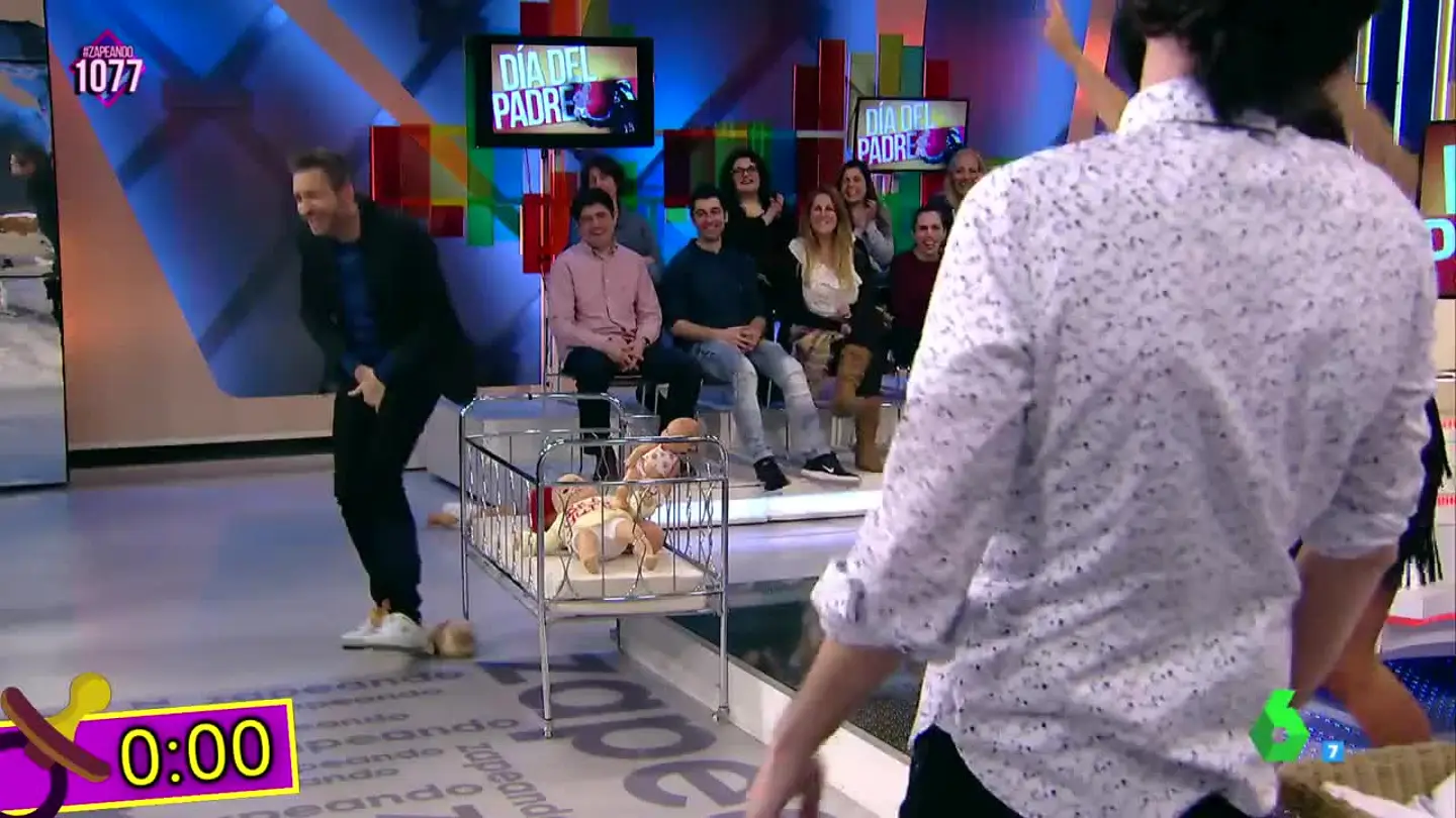 Frank Blanco se queda "sin carné de padre" al impedir que un 'bebé' cayera al suelo Frank Blanco se queda "sin carné de padre" al impedir que un 'bebé' cayera al suelo