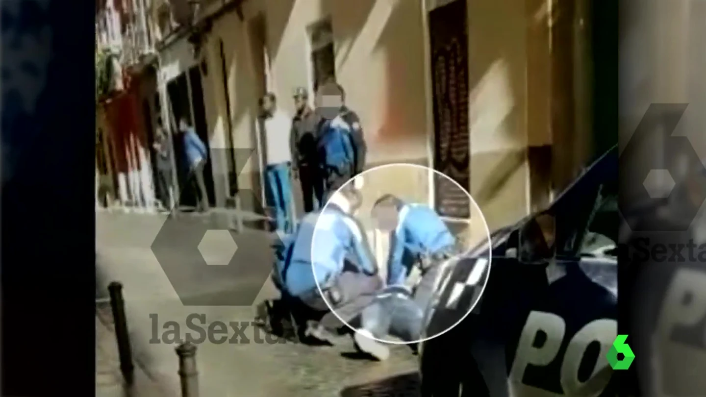 Las imágenes que demuestran que los policías sí intentaron salvar la vida de Mame Mbaye laSexta
