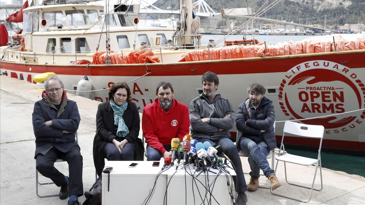 El fundador de la ONG Pro Activa Open Arms, &Ograve;scar Camps, acompa&ntilde;ado de Joan Manuel Serrat, Ada Colau, Jordi Villacampa yJordi &Eacute;vole. 
