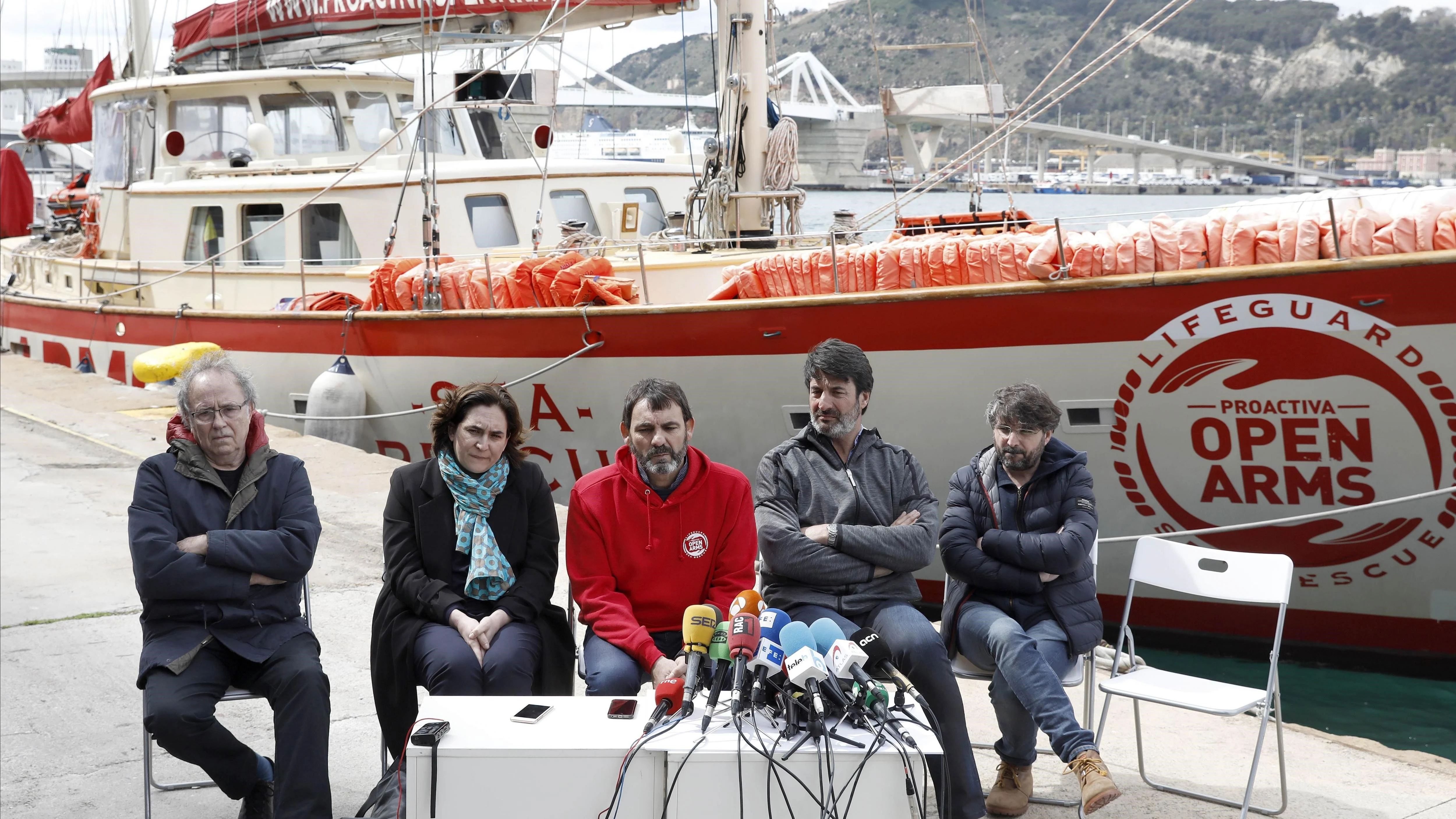 El fundador de la ONG Pro Activa Open Arms, Òscar Camps, acompañado de Joan Manuel Serrat, Ada Colau, Jordi Villacampa yJordi Évole. 