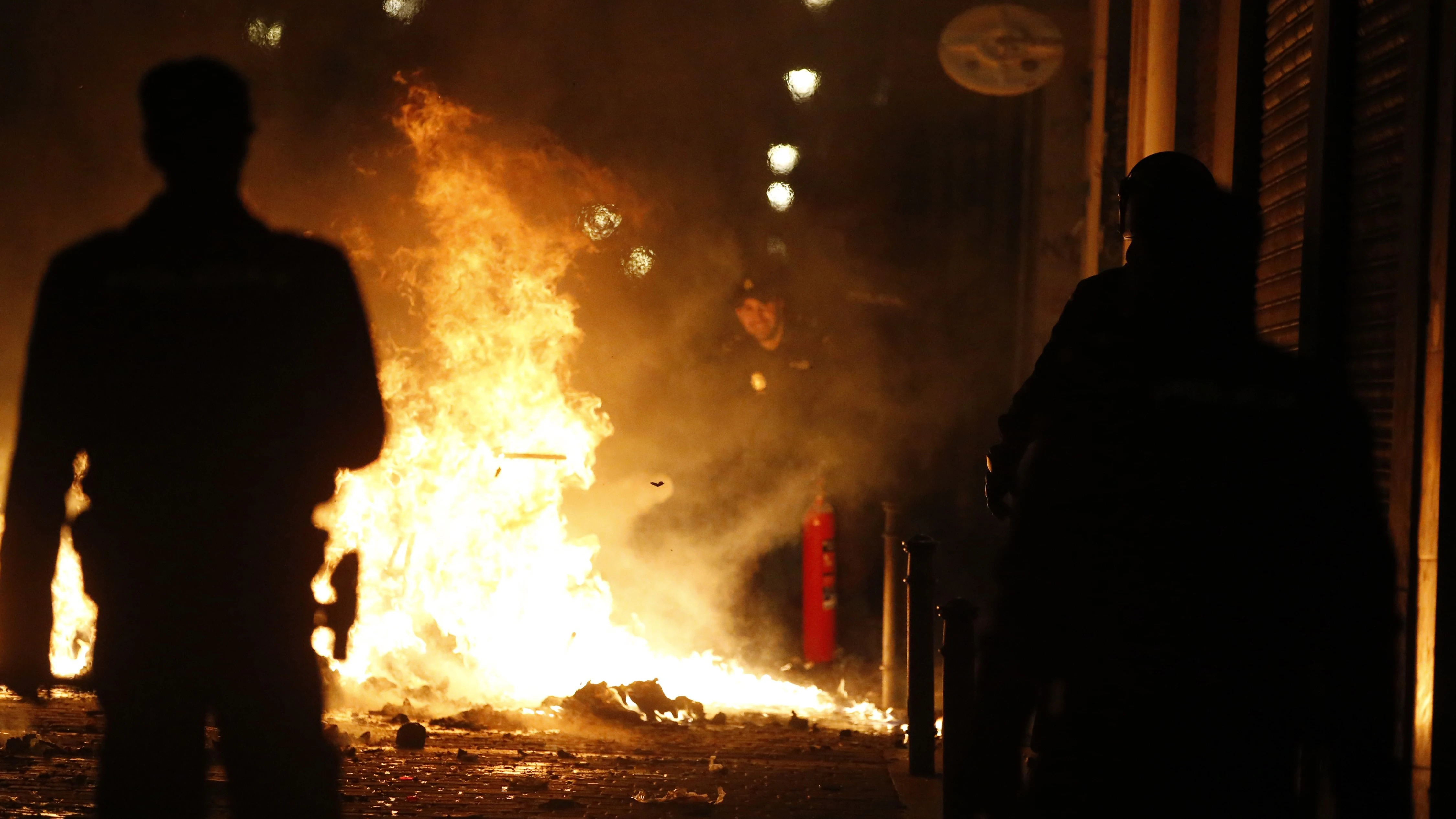 Contenedores incendiados en Lavapiés