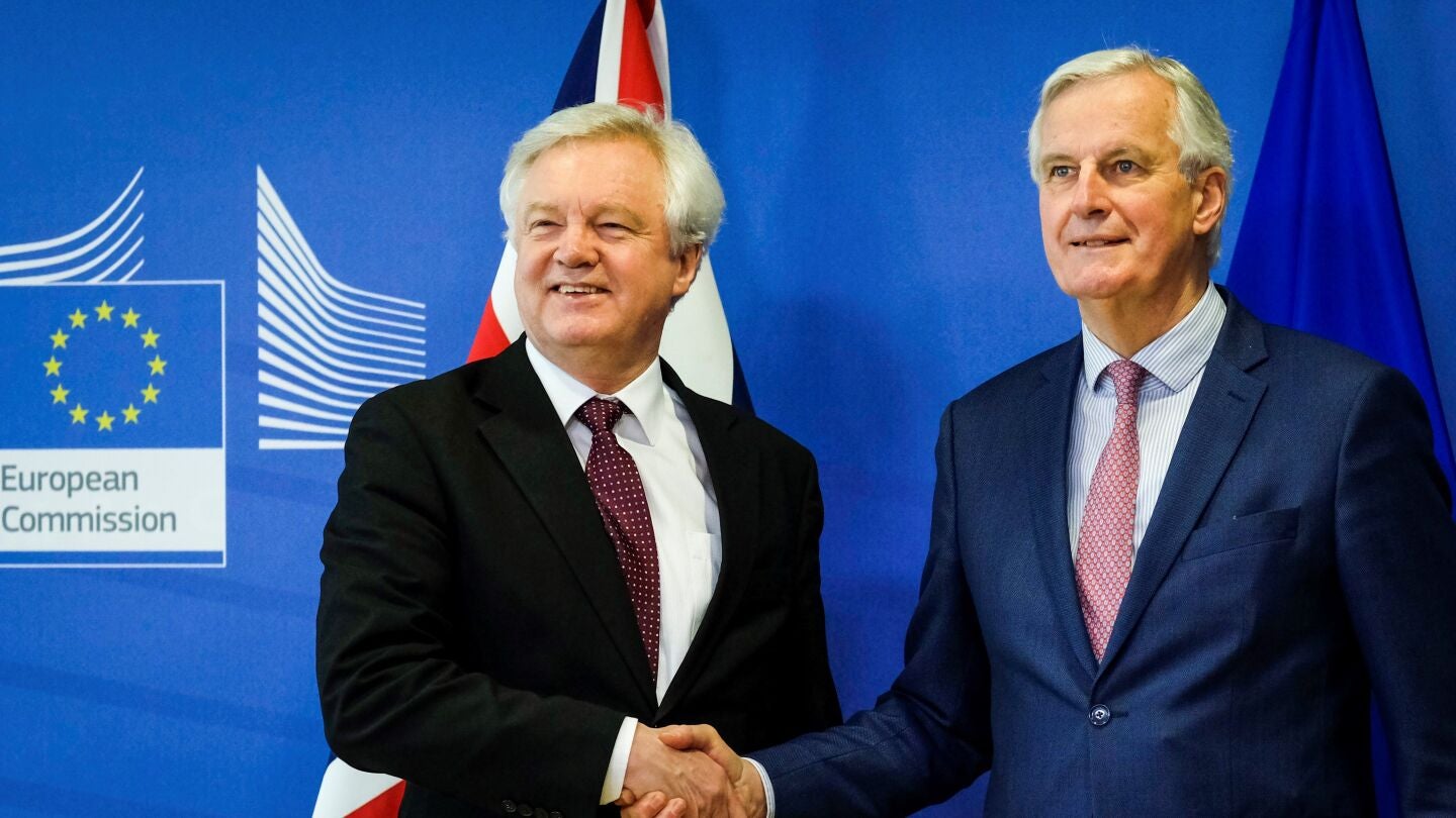 El jefe negociador de la Uni&oacute;n Europea (UE) para el 'Brexit', Michel Barnier, saluda al ministro para la salida del Reino Unido de la UE, David Davis