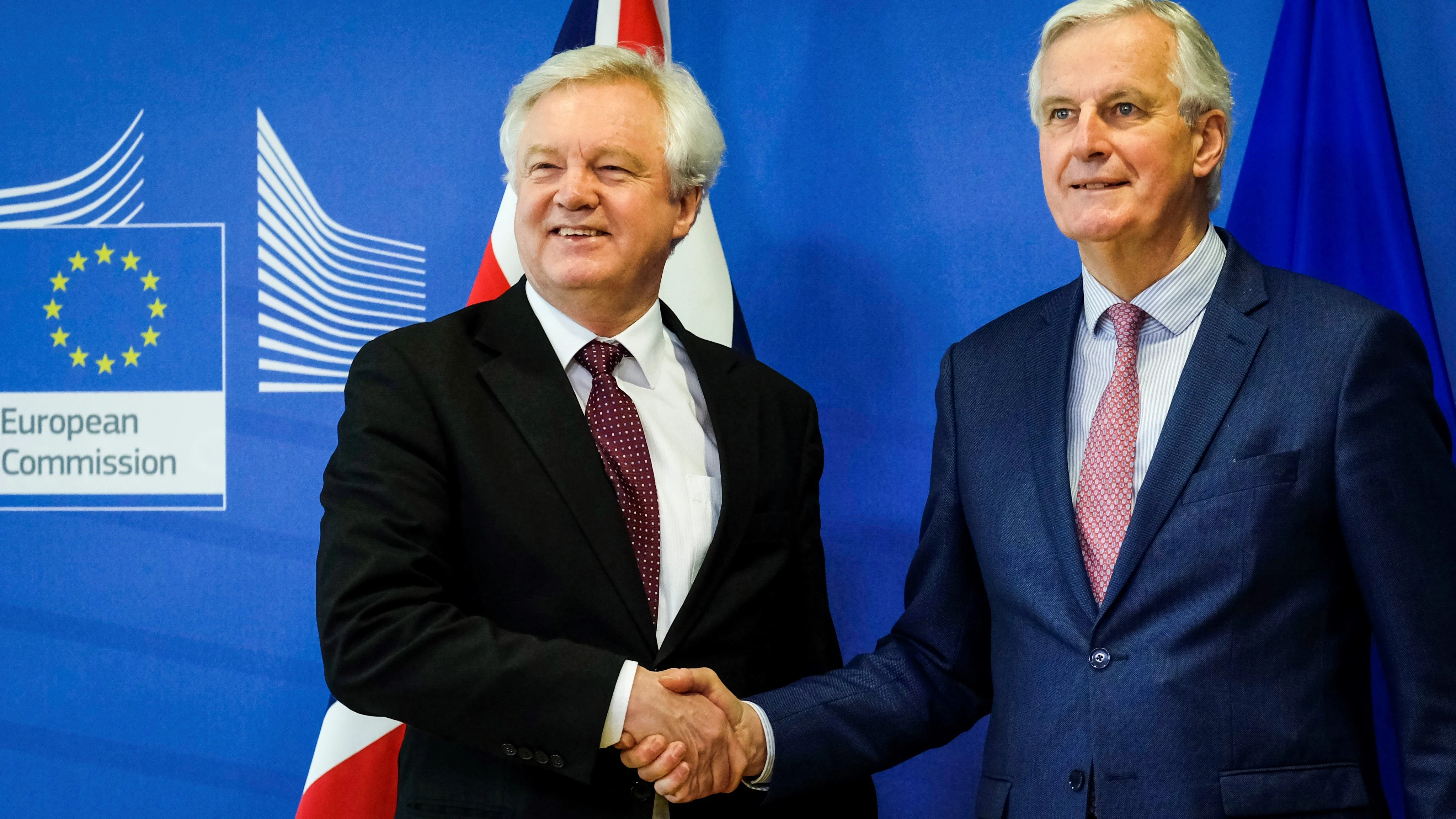 El jefe negociador de la Unión Europea (UE) para el 'Brexit', Michel Barnier, saluda al ministro para la salida del Reino Unido de la UE, David Davis El jefe negociador de la Unión Europea (UE) para el 'Brexit', Michel Barnier, saluda al ministro para la salida del Reino Unido de la UE, David Davis
