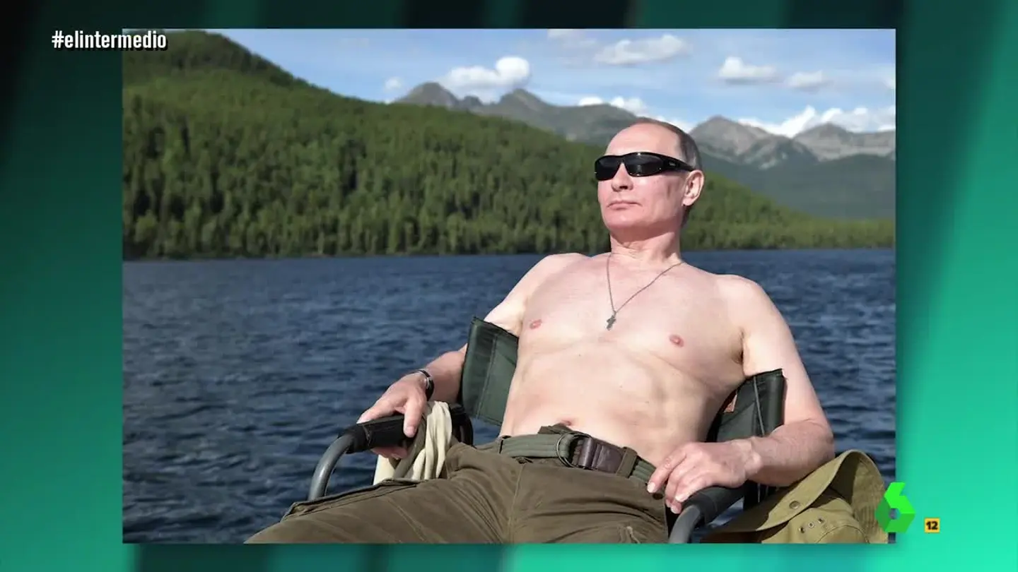 Putin con "el pecho palomo al descubierto" Putin con "el pecho palomo al descubierto"