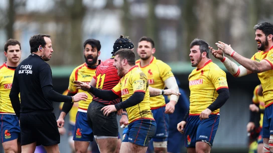 Los jugadores españoles reclaman una jugada ante el colegiado Vlad Iordachescu Los jugadores españoles reclaman una jugada ante el colegiado Vlad Iordachescu