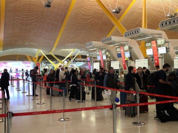 Pasajeros esperan ante los mostradores de facturación del aeropuerto de Barajas Pasajeros esperan ante los mostradores de facturación del aeropuerto de Barajas