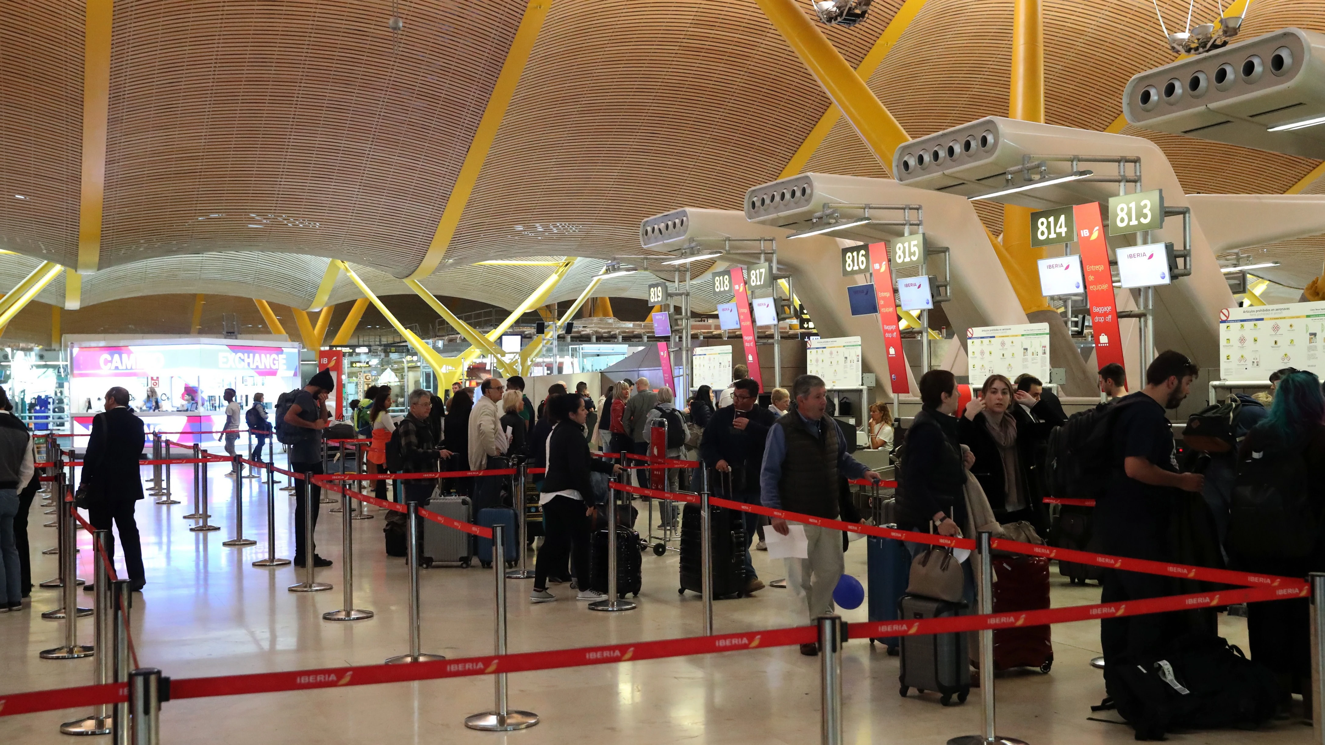 Pasajeros esperan ante los mostradores de facturación del aeropuerto de Barajas