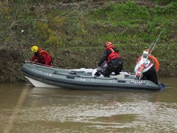 Bomberos durante las labores de búsqueda en el arroyo donde desapareció el Guardia Civil Bomberos durante las labores de búsqueda en el arroyo donde desapareció el Guardia Civil
