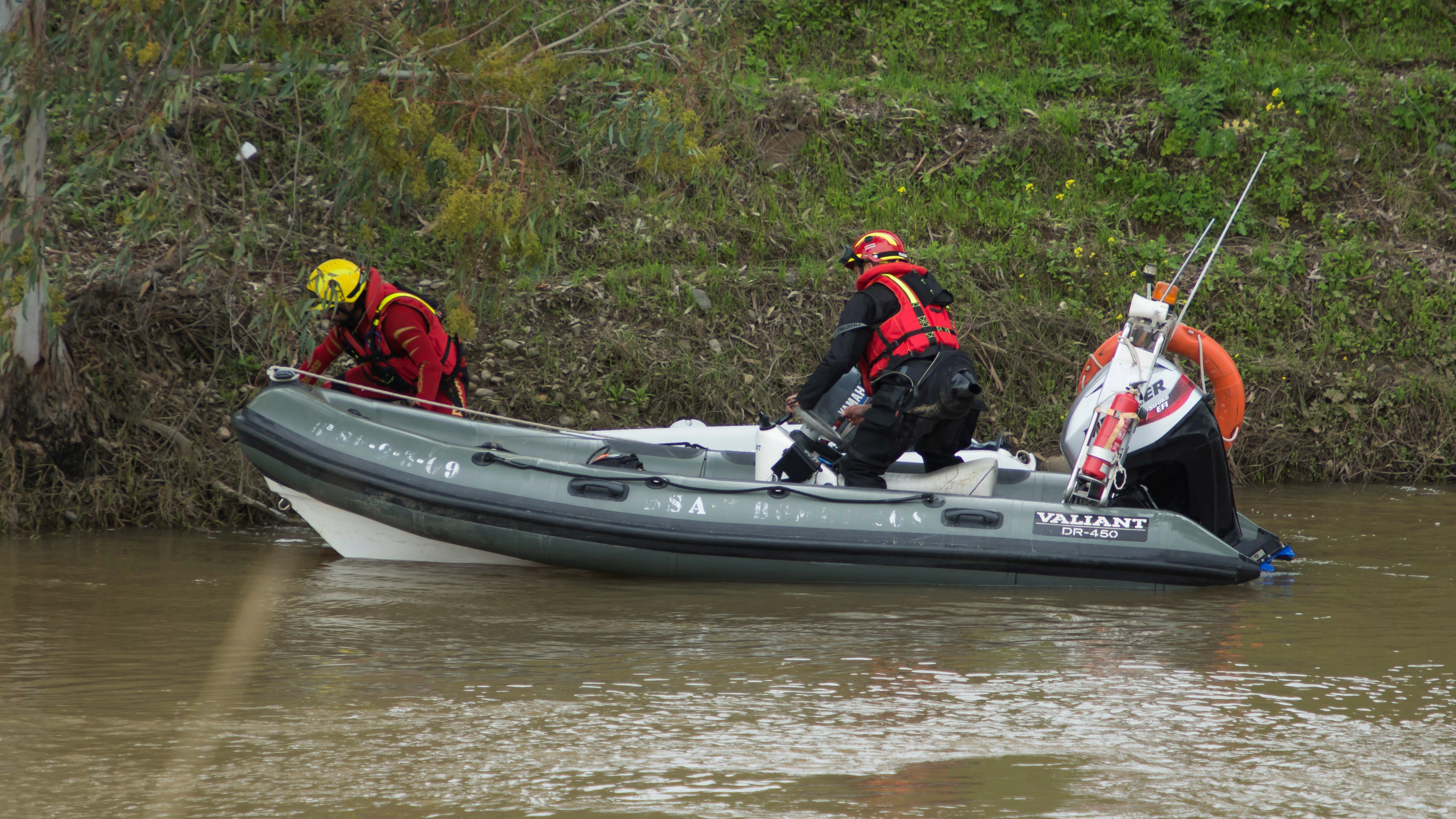 Bomberos durante las labores de búsqueda en el arroyo donde desapareció el Guardia Civil 