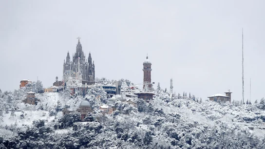Vista de la montaña del Tibidabo vista desde Barcelona Vista de la montaña del Tibidabo vista desde Barcelona
