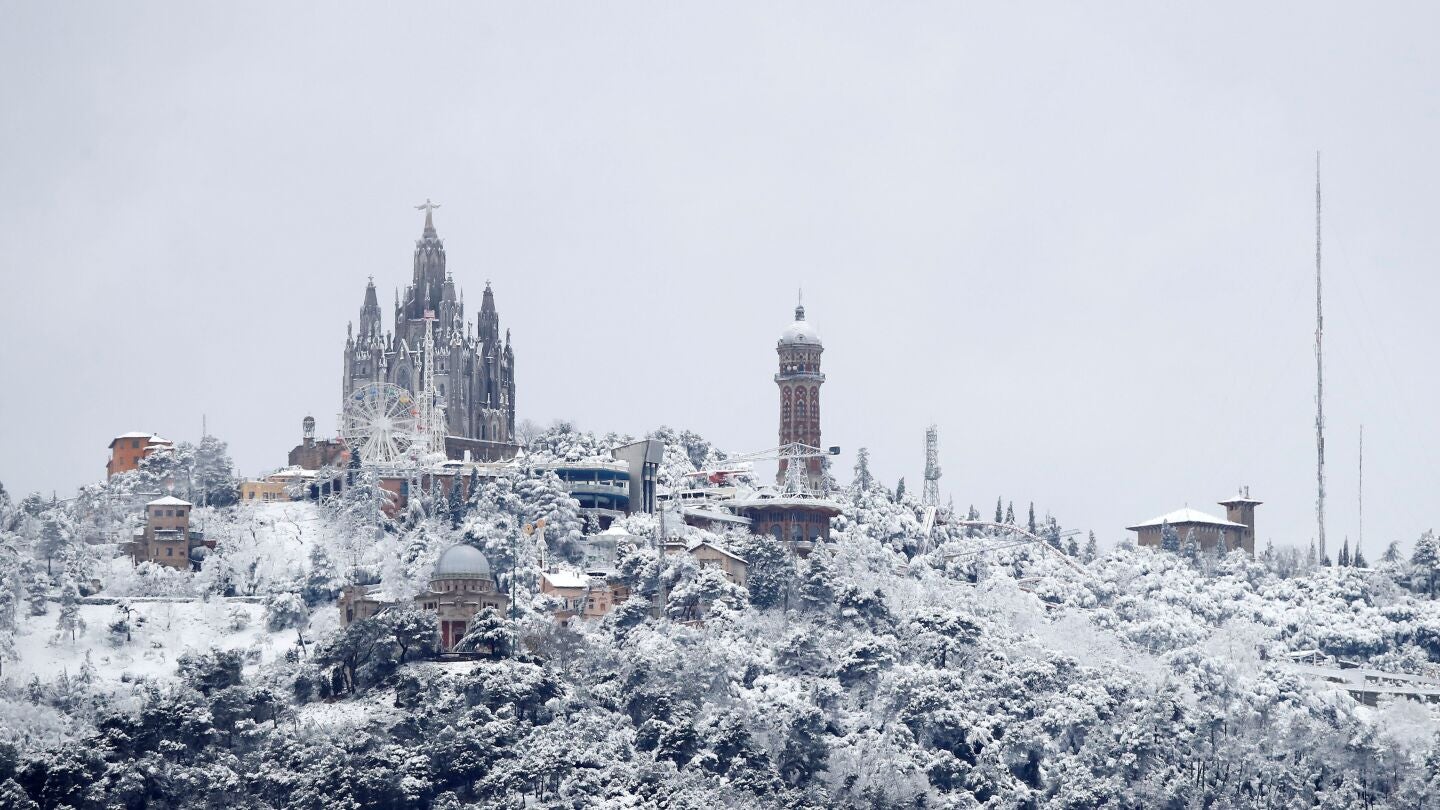 Vista de la monta&ntilde;a del Tibidabo vista desde Barcelona 