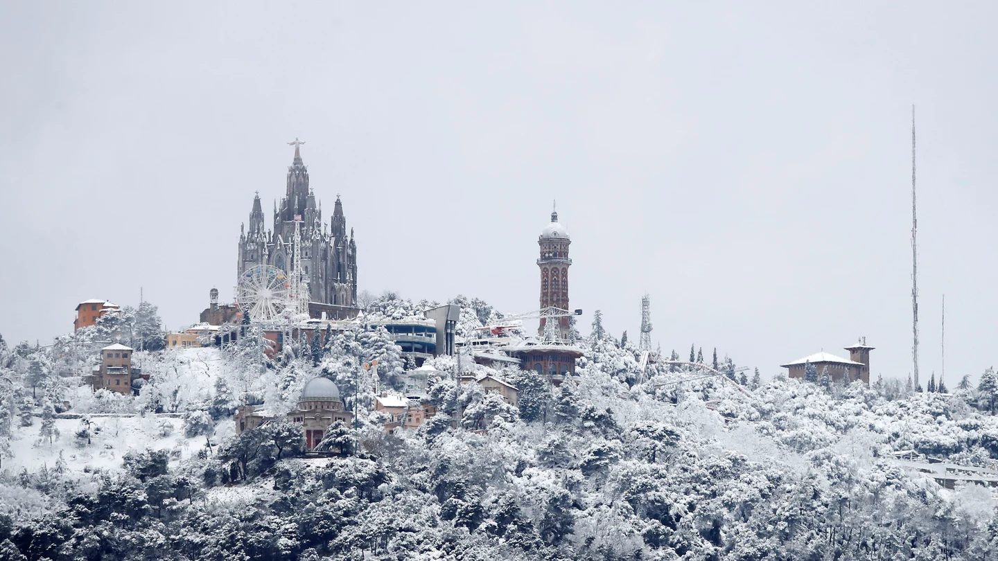 Vista de la montaña del Tibidabo vista desde Barcelona Vista de la montaña del Tibidabo vista desde Barcelona