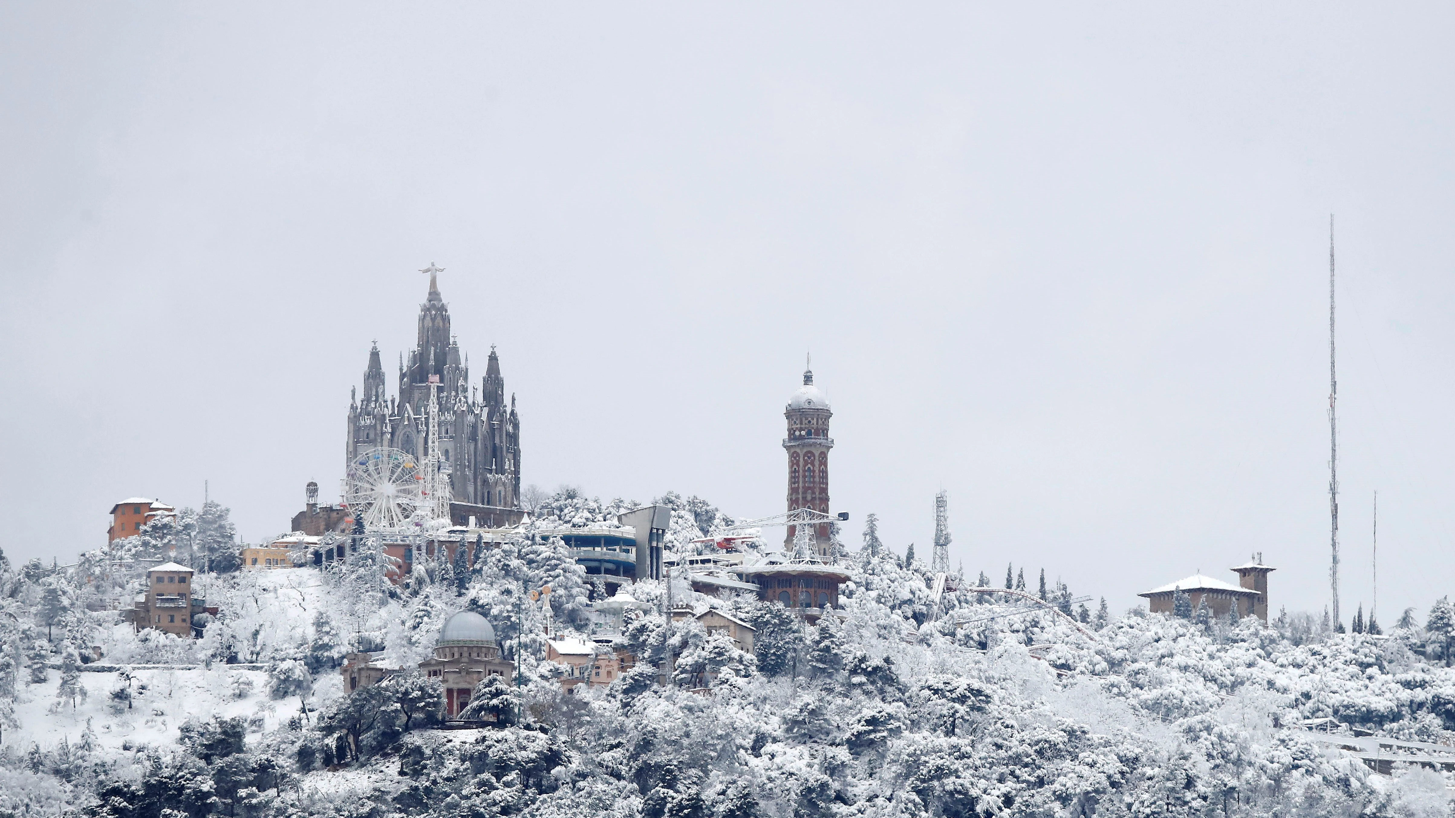 Vista de la montaña del Tibidabo vista desde Barcelona 