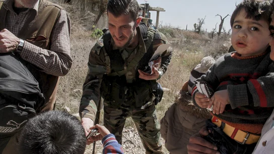 Varios soldados sirios ayudan en la evacuación de un nuevo grupo de civiles de Guta Oriental Varios soldados sirios ayudan en la evacuación de un nuevo grupo de civiles de Guta Oriental
