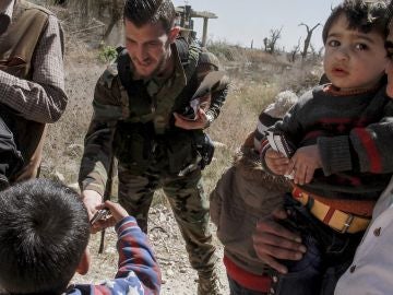 Varios soldados sirios ayudan en la evacuación de un nuevo grupo de civiles de Guta Oriental Varios soldados sirios ayudan en la evacuación de un nuevo grupo de civiles de Guta Oriental