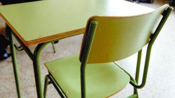 Absentismo escolar: un pupitre vacío en un aula de un colegio