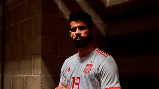 Diego Costa, con la nueva equipación de España Diego Costa, con la nueva equipación de España