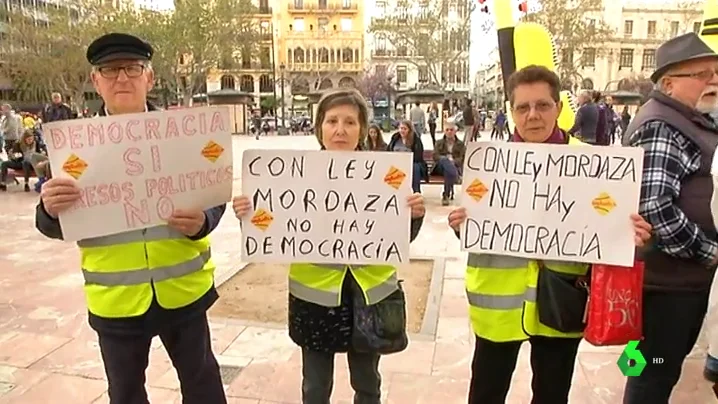 Personas manifestándose contra la ley mordaza