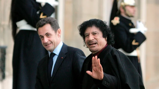 El entonces presidente francés, Nicolas Sarkozy y el líder libio Muamar Gadafi durante un encuentro El entonces presidente francés, Nicolas Sarkozy y el líder libio Muamar Gadafi durante un encuentro