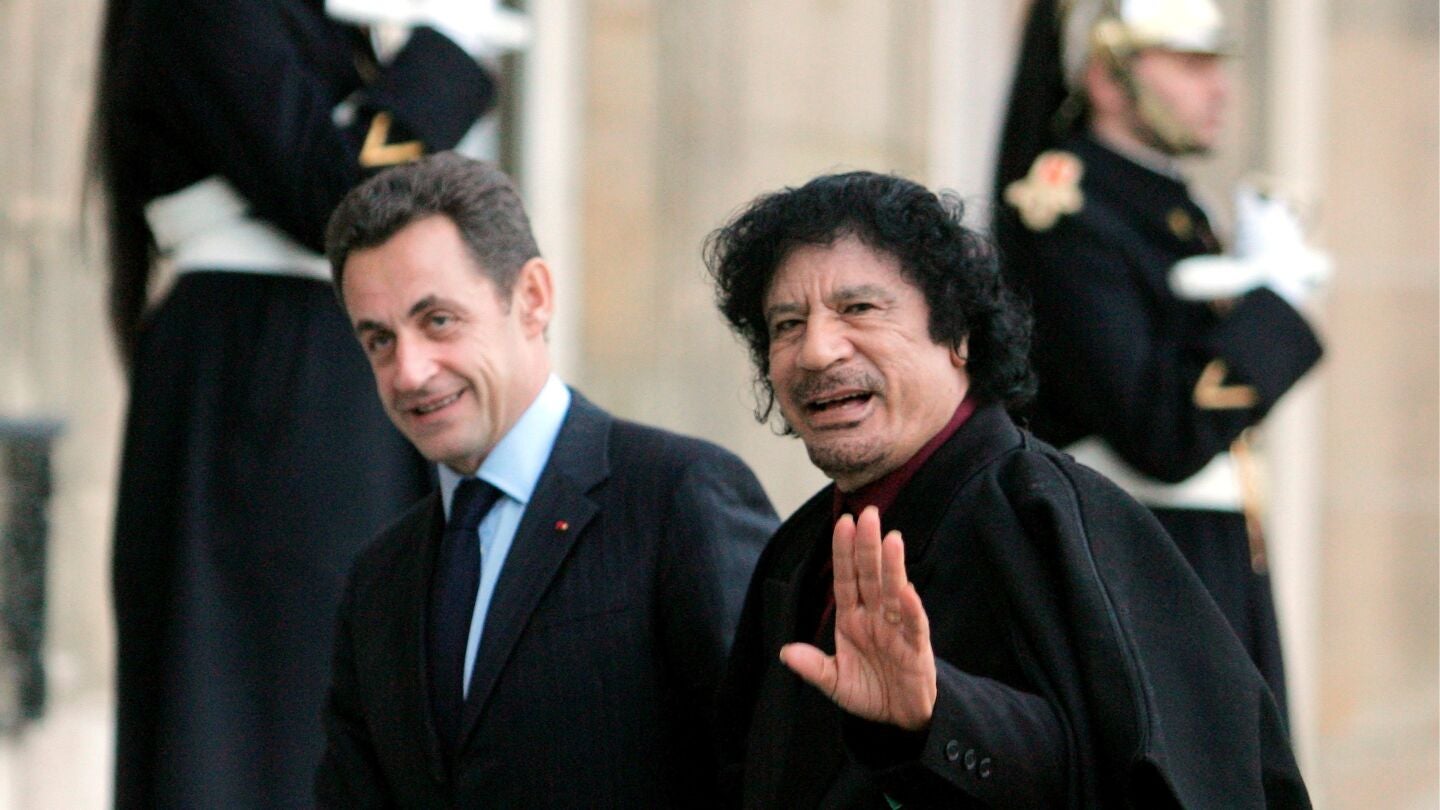 El entonces presidente franc&eacute;s, Nicolas Sarkozy y el l&iacute;der libio Muamar Gadafi durante un encuentro