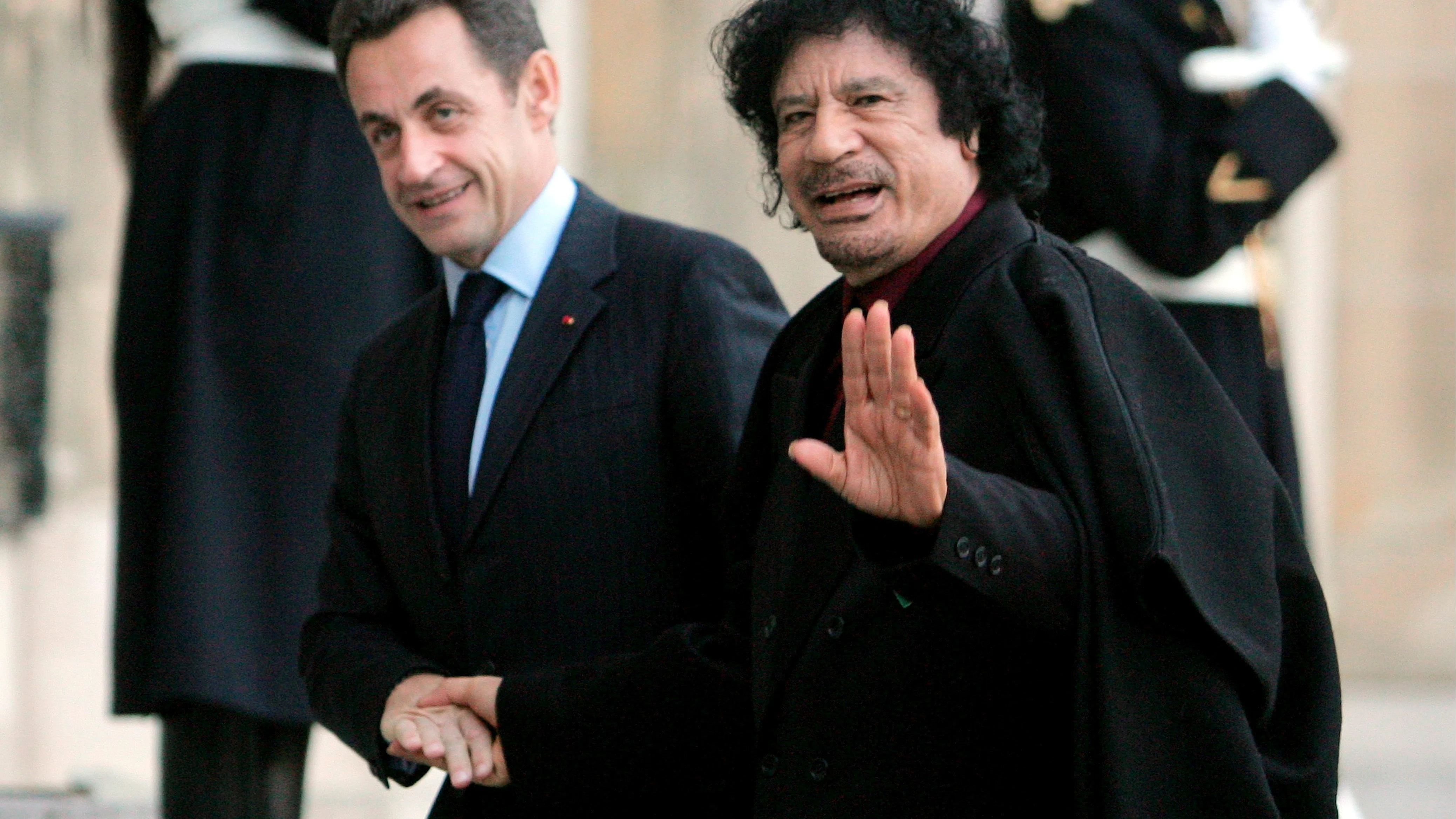El entonces presidente francés, Nicolas Sarkozy y el líder libio Muamar Gadafi durante un encuentro El entonces presidente francés, Nicolas Sarkozy y el líder libio Muamar Gadafi durante un encuentro