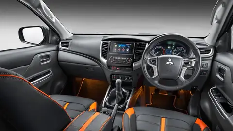 Mitsubishi L200 Barbarian SVP II En la imagen, el salpicadero del nuevo Mitsubishi L200 Barbarian SVP II, que sólo se venderá en UK.