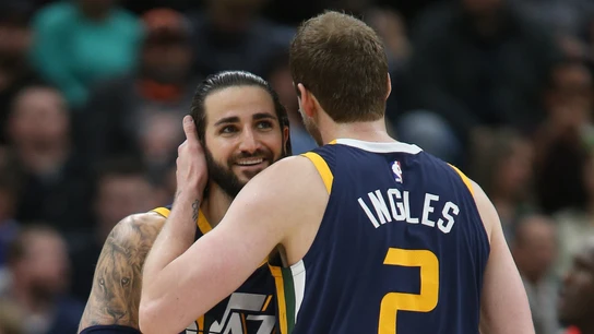 Ricky Rubio abraza a su compañero Joe Ingles Ricky Rubio abraza a su compañero Joe Ingles